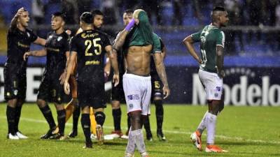 Jugadores del Marathon de Honduras tristes tras ser eliminados por el Comunicaciones de Guatemala. Foto EFE