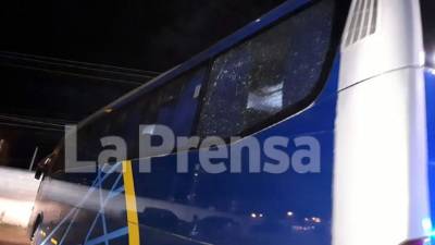 El autobús del Marathón sufrió daños tras el pleito entre aficionados del Olimpia y verdolagas.