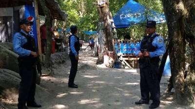 Agentes en la entrada a El Zapotal.