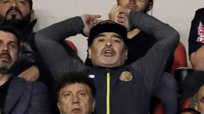 Diego Maradona vivió con intensidad el partido de los Dorados de Sinaloa en la vuelta de la final de la Liga de Ascenso contra Atlético San Luis.