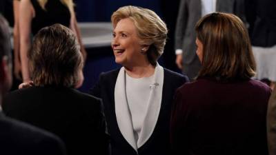Hillary Clinton en el sitio donde sostuvo el debate con Donald Trump.