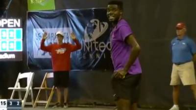 Tiafoe se disponía a sacar, pero le fue imposible concentrarse ante tanto ruido.
