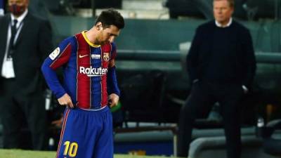 Messi, cabizbajo tras un nuevo tropiezo del Barcelona en el Camp Nou. Foto EFE