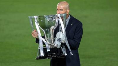 El beso de Zidane al trofeo de campeón de la Liga Española. Foto EFE