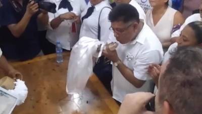 Momento en el que el alcalde le da un beso al caimán.