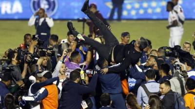 Diego Vázquez es manteado por sus jugadores del Motagua tras coronarse campeones del Torneo Apertura 2018.