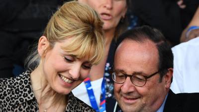 Hollande junto a la actriz de cine y televisión francesa,Julie Gayet.