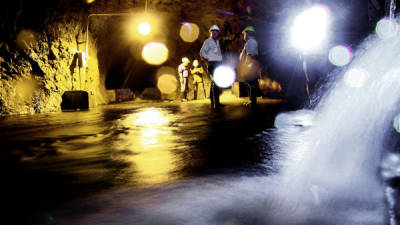 Un equipo periodístico de LA PRENSA ingresó a los túneles de El Cajón para constatar la fuerte presión de los grandes chorros de agua que salen de las fisuras cerca de la sala de máquinas.