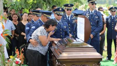 Familiares y amigos de Olvin Flores Meraz en el camposanto de El Progreso.