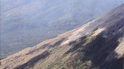 Fotografia cedida por el Ministerio de Medio Ambiente y Recursos Naturales (MARN) de El Salvador del volcan Chaparrastique en la ciudad de San Miguel, unos 138 kilómetros al este de San Salvador. EFE