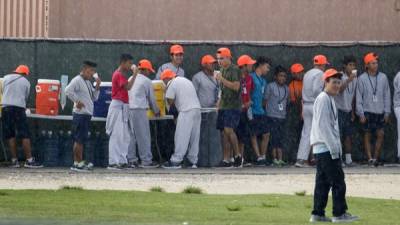 Un grupo de jóvenes migrantes en las afueras del centro de detención de Homestead, en Florida./AFP.