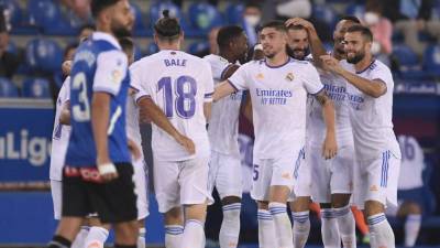 Jugadores del Real Madrid celebrando uno de los goles de Benzema ante Alavés. Foto AFP