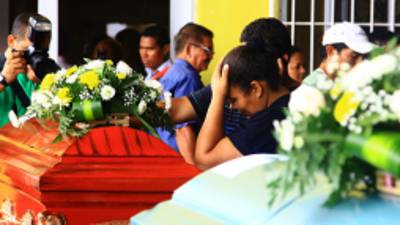 Los familiares mostraron todo su dolor al recibir los ataúdes de sus familiares.