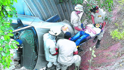 Bomberos rescatan a Paola Avilez de la cabina del vehículo.