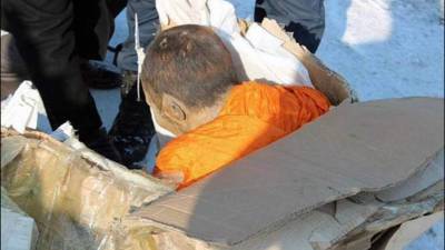 Médicos forenses están examinando los restos encontrados en la región centro-norte del país asiático, envueltos en piel de ganado. Foto: Morning Newspaper.