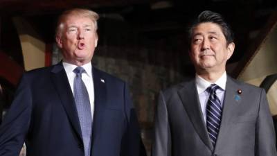 Donald Trump se reunió ayer con el primer ministro japonés, Shinzo Abe, en la primera parada de su gira de dos semanas por los países asiáticos. AFP. PHOTO / POOL / KIM KYUNG-HOON