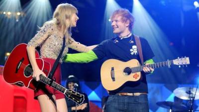 Los cantantes Taylor Swift y Ed Sheeran.