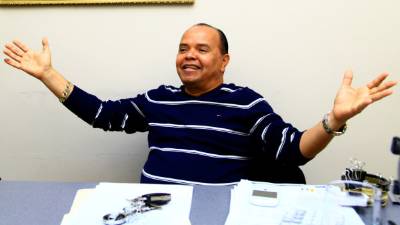 Se graduó de Bachiller en Ciencias y Letras, estudiando “a vuelta de rueda” pues tenía que trabajar en su negocio.