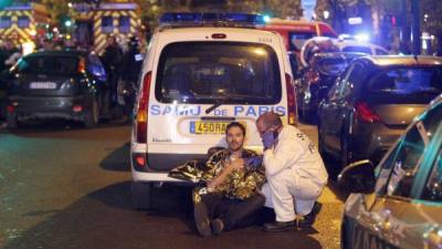 Un sobreviviente es atendido tras los atentados en París. Foto de archivo.