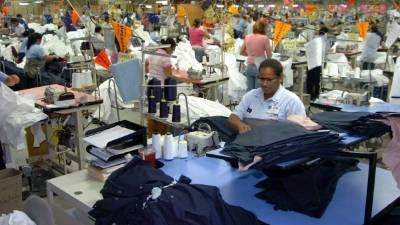 Operarios de la maquila Hanes en Choloma, Cortés. Este sector tiene un aumento de 6.5% en el salario para 2015.