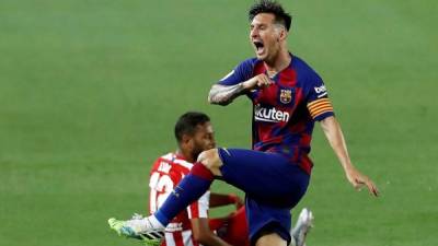 Messi protesta una jugada ante el defensa brasileño del Atlético de Madrid, Renan Lodi. Foto EFE