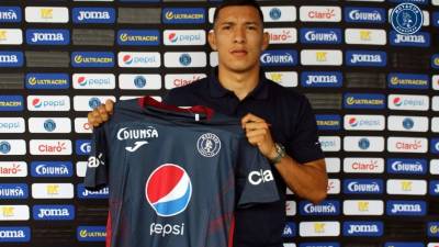 Kevin López posando con la camiseta del Ciclón Azul tras estampar su firma. Foto Twitter @MOTAGUAcom