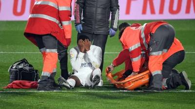 Rodrygo Goes se fue en camilla y llorando tras la lesión. Foto AFP