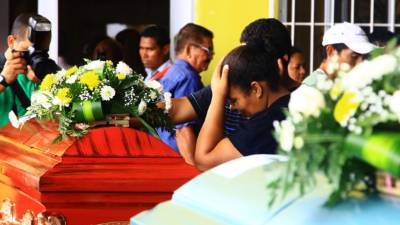 Los familiares mostraron todo su dolor al recibir los ataúdes de sus familiares.
