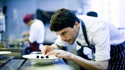 El chef Virgilio Martinez del restaurante Central en Lima, Perú, preparando uno de sus platillos.