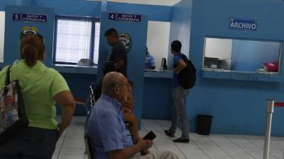 Usuarios de transporte en Tránsito. Foto: Jorge Gonzales