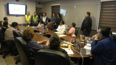 Las autoridades piden que se evite tirar basura en los desagües y seguir las instrucciones cuando se cierran vados y calles.