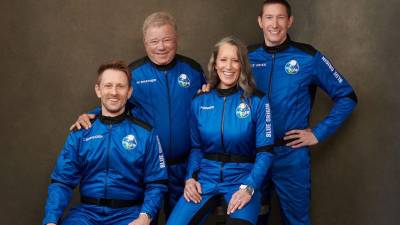 Glen de Vries, Audrey Powers, el actor William Shatner y Chris Boshuizen volarán hoy al espacio en la segunda misión espacial de Blue Origin.