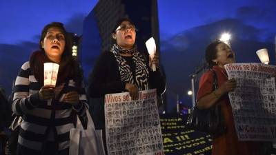 Familiares de las víctimas exigen al Gobierno mexicano que les regresen a los 43 estudiantes desaparecidos vivos.