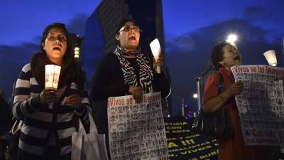 Familiares de las víctimas exigen al Gobierno mexicano que les regresen a los 43 estudiantes desaparecidos vivos.