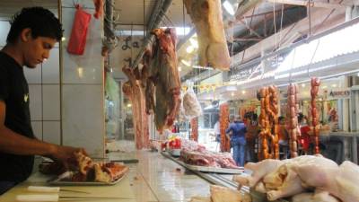 Los establecimientos de carne en el mercado El Dandy permanecen desabastecidos,ya que a diario solo compran una res. Foto: Cristina Santos.