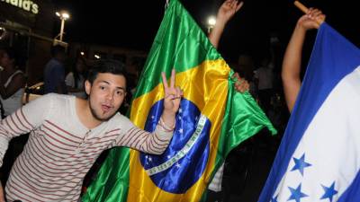 Hondureños celebran la calificación de Honduras en la Copa Mundial de la FIFA 2014 en Brasil, en Tegucigalpa el 15 de octubre de 2013.