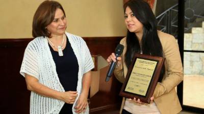 Dora de Suazo, de Canaturh, entrega reconocimiento a Suyapa Bueso, del Grupo OPSA.