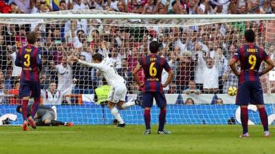 Iran's goalkeeper Alireza Beiranvand saves Portugal's forward Cristiano Ronaldo's penalty during the Russia 2018 World Cup Group B football match between Iran and Portugal at the Mordovia Arena in Saransk on June 25, 2018. / AFP PHOTO / Filippo MONTEFORTE / RESTRICTED TO EDITORIAL USE - NO MOBILE PUSH ALERTS/DOWNLOADS