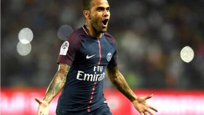 Dani Alves rinde homenaje a uno de sus ídolos del fútbol.