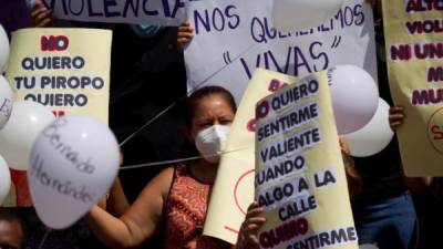 Mujeres, activistas y ciudadanos frente al Ministerio Público denunciando el incremento de la violencia machista en territorio hondureño. EFE