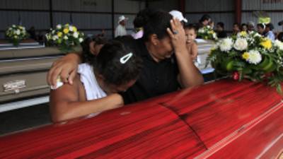 Cuando llegaron los ataúdes a la base aérea sampedrana, los familiares no pudieron evitar las lágrimas.