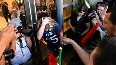 Personas contrarias a Trump agredieron a los que acudían a un mitin del aspirante republicano. AFP