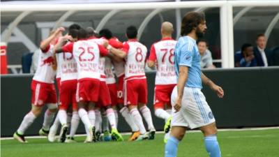 Los jugadores de los Red Bulls celebran uno de los goles ante la tristeza de Pirlo.
