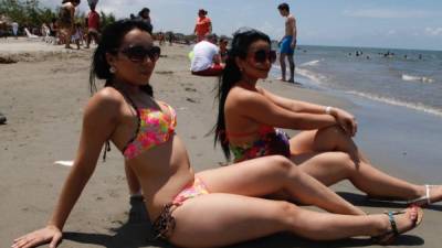 Las hermanas Mabel y Alma Argueta viajaron de Villanueva para disfrutar de la playa en Puerto Cortés.