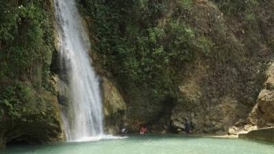 35 balnearios aproximadamente esperan a los veraneantes en Santa Bárbara; entre ellos, el Centro Ecoturístico El Cacao, que cuenta con una catarata de 250 metros de altura, la más visitada del departamento.