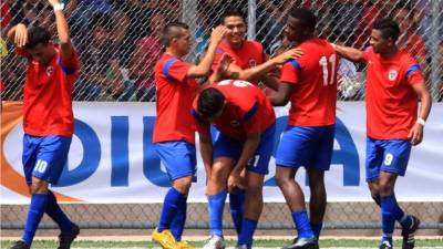 Jugadores del Gimnástico celebrando uno de los goles del partido.