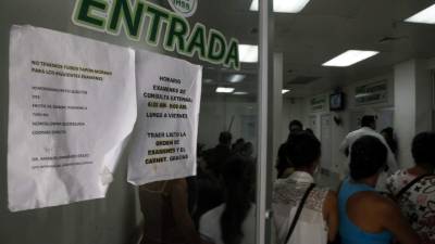 En la entrada al laboratorio está el rótulo que indica que deben comprar el tubo.