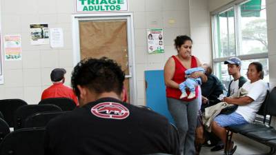 Muchos pacientes son atendidos por los médicos, pero deben comprar medicamentos e insumos.