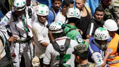 Un grupo de socorristas de El Salvador y Guatemala trabajan en el rescate de los otros ocho mineros hondureños.