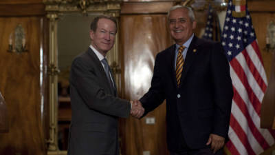 William Brownfield saluda al presidente de Guatemala, Otto Pérez Molina.